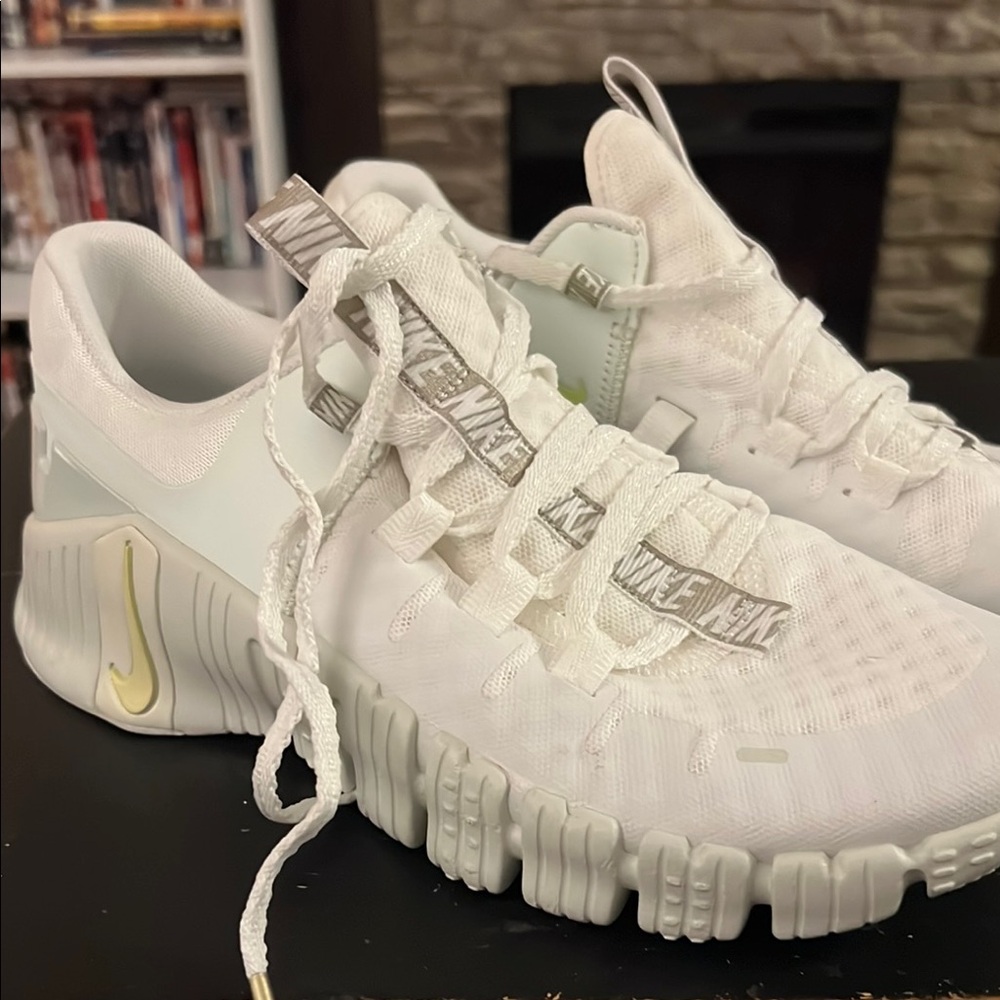Nike White and Yellow Sneakers with Textured Sole